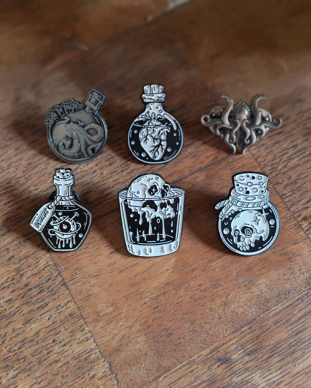 Collection de Pin's Emaillé noir et blanc adopte ton poulpe