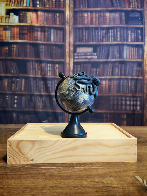 Le Petit Trotteur noir – Globe terrestre avec pieuvre sculptée à la main | Pièce unique