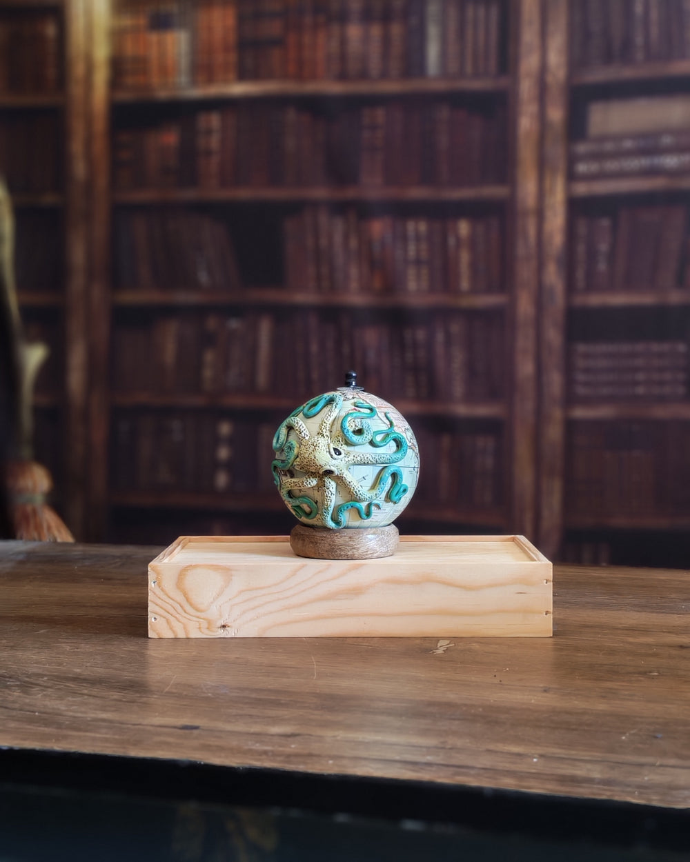 Le petit Caribbean – Globe terrestre avec pieuvre sculptée à la main | Pièce unique