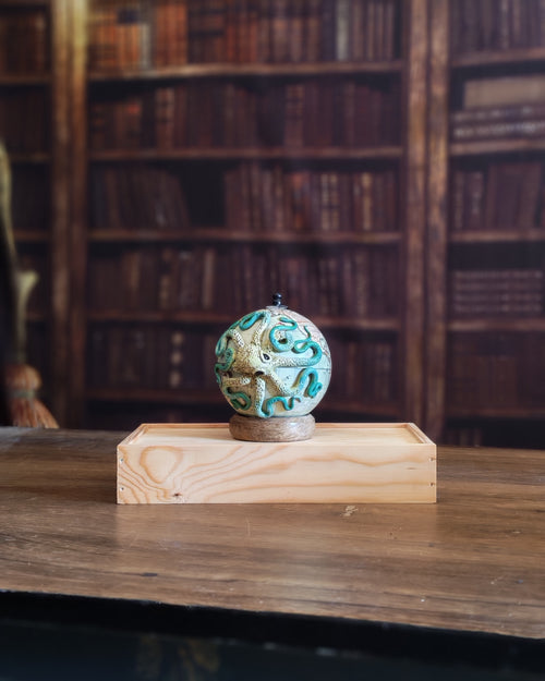 Le petit Caribbean – Globe terrestre avec pieuvre sculptée à la main | Pièce unique