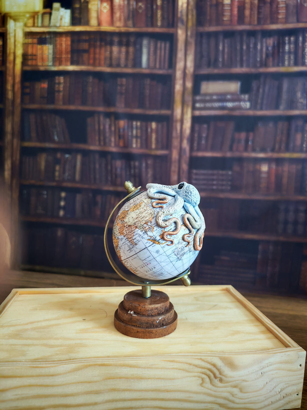 Le Petit Trotteur Blanc – Globe terrestre avec pieuvre sculptée à la main | Pièce unique