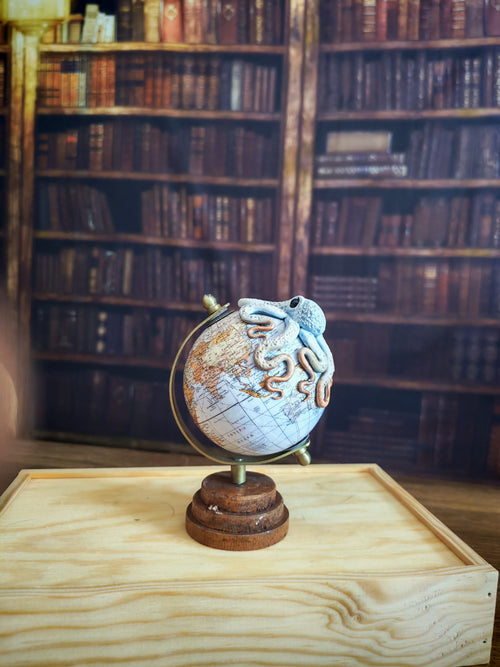 Le Petit Trotteur Blanc – Globe terrestre avec pieuvre sculptée à la main | Pièce unique