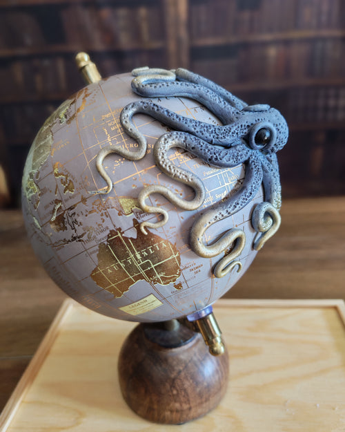 L'héritier – Globe terrestre avec pieuvre sculptée à la main | Pièce unique