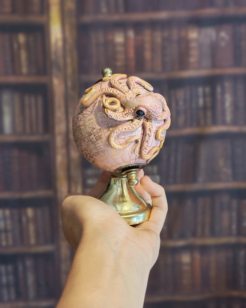 Le petit Rozy – Globe terrestre avec pieuvre sculptée à la main | Pièce unique