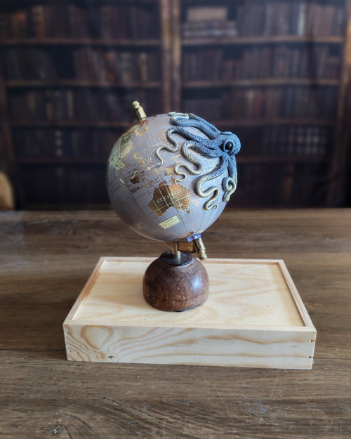 L'héritier – Globe terrestre avec pieuvre sculptée à la main | Pièce unique