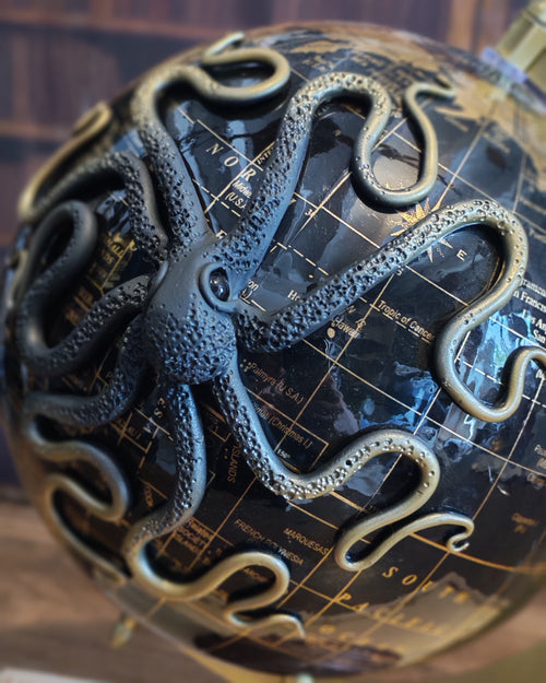 L'Aventurier Noir – Globe terrestre avec pieuvre sculptée à la main | Pièce unique