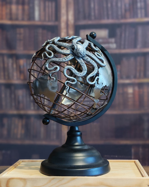 Le Métallique – Globe terrestre avec pieuvre sculptée à la main | Pièce unique
