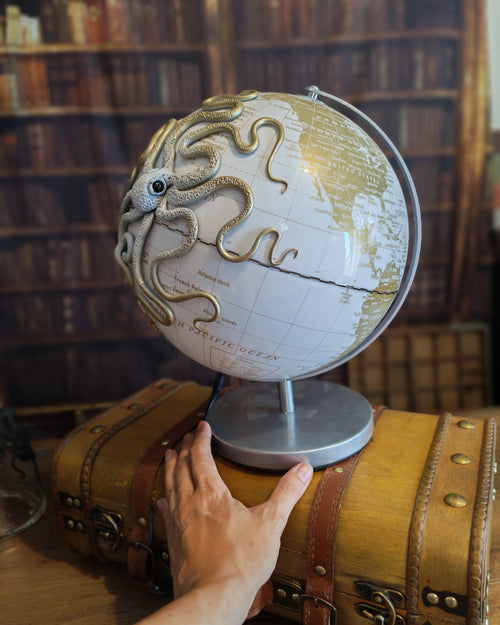 Le Lumineux blanc – Globe terrestre avec pieuvre sculptée à la main | Pièce unique