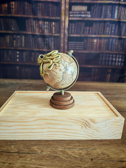 Le Petit Trotteur beige – Globe terrestre avec pieuvre sculptée à la main | Pièce unique