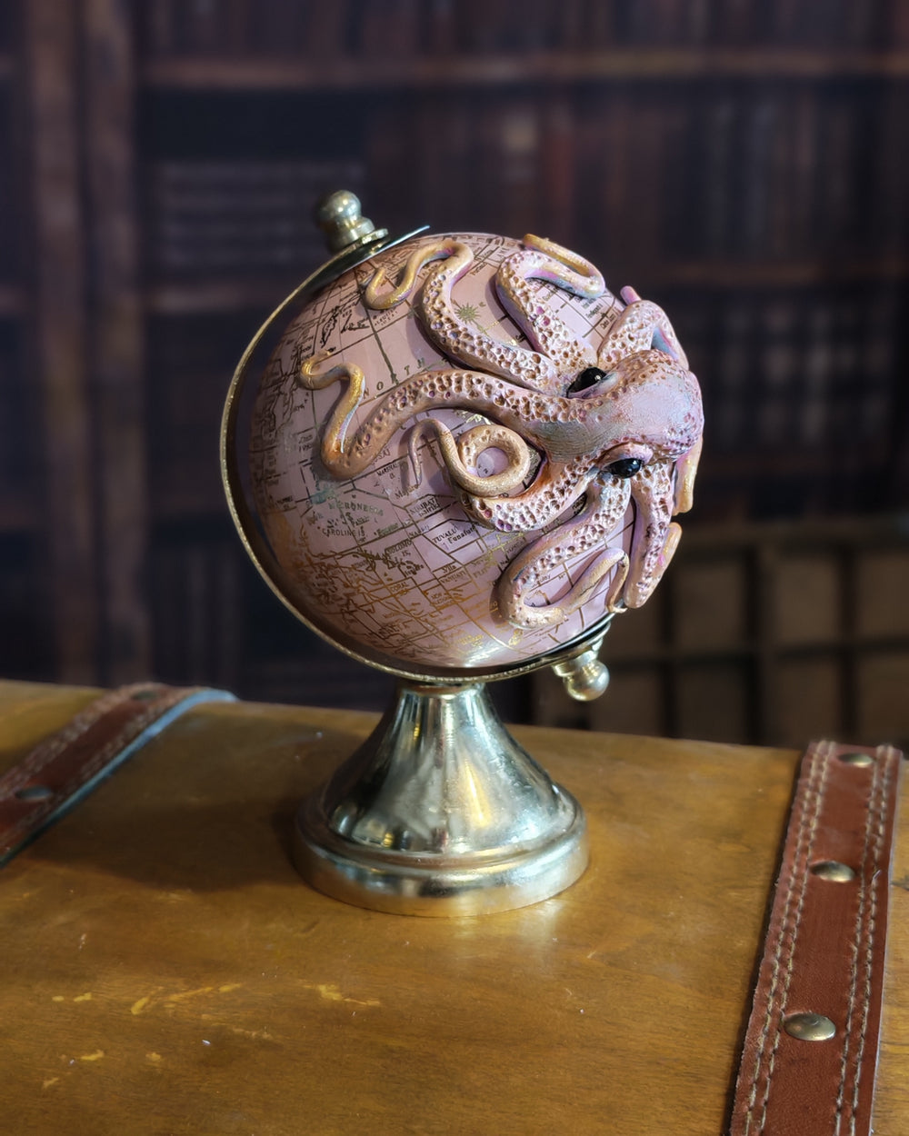 Le petit Rozy – Globe terrestre avec pieuvre sculptée à la main | Pièce unique