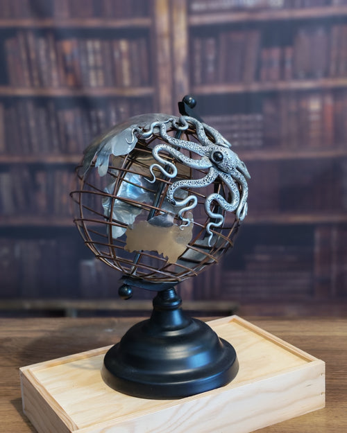 Le Métallique – Globe terrestre avec pieuvre sculptée à la main | Pièce unique