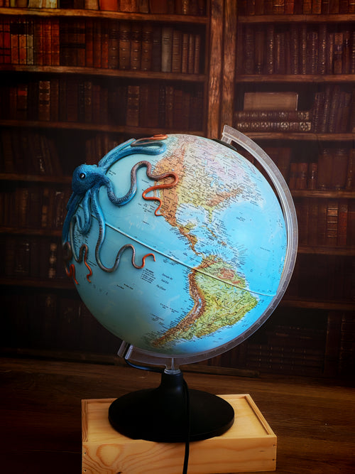 Le Grand bleue lumineux – Globe terrestre avec pieuvre sculptée à la main | Pièce unique