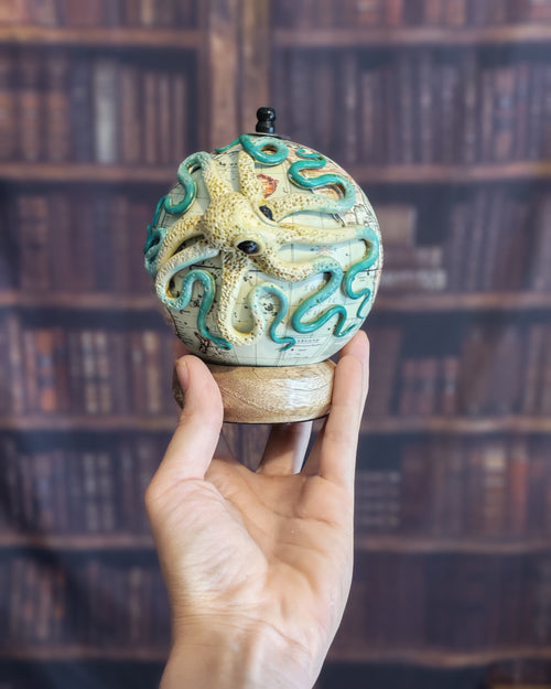 Le petit Caribbean – Globe terrestre avec pieuvre sculptée à la main | Pièce unique