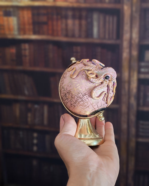 Le petit Rozy – Globe terrestre avec pieuvre sculptée à la main | Pièce unique
