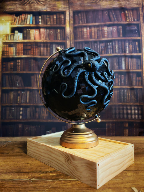 Le Disco – Globe terrestre avec pieuvre sculptée à la main | Pièce unique
