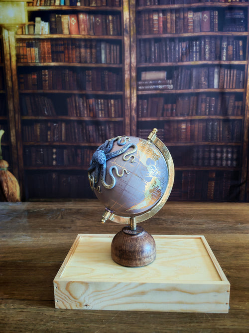 L'héritier – Globe terrestre avec pieuvre sculptée à la main | Pièce unique