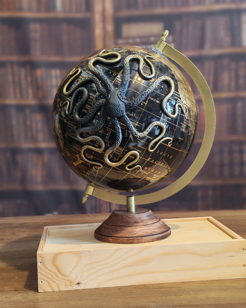 L'Aventurier Noir – Globe terrestre avec pieuvre sculptée à la main | Pièce unique