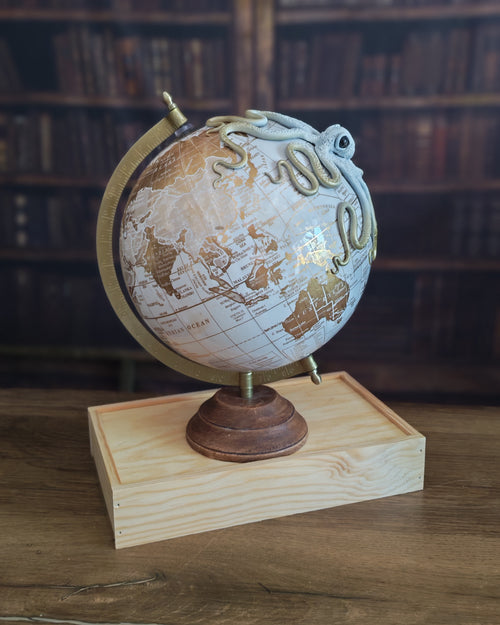 L'Aventurier Blanc – Globe terrestre avec pieuvre sculptée à la main | Pièce unique