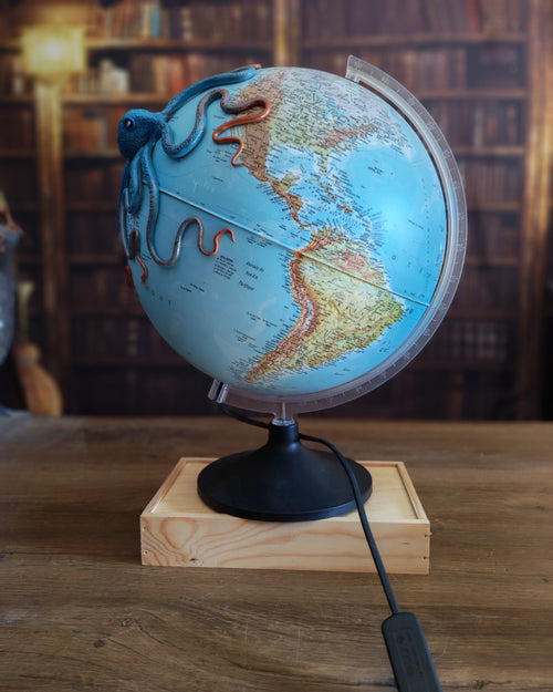 Le Grand bleue lumineux – Globe terrestre avec pieuvre sculptée à la main | Pièce unique