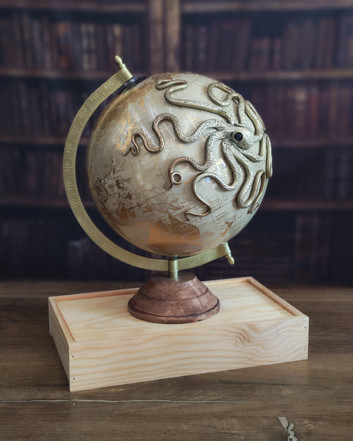 L'Aventurier Beige – Globe terrestre avec pieuvre sculptée à la main | Pièce unique