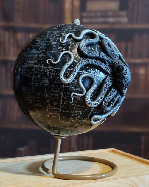 Le Medium – Globe terrestre avec pieuvre sculptée à la main | Pièce unique