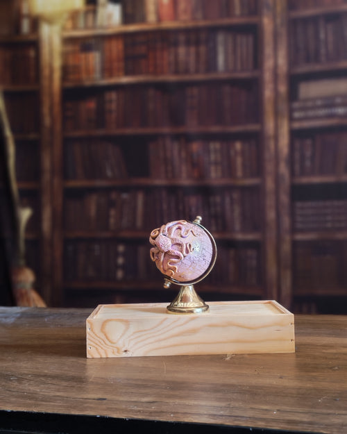 Le petit Rozy – Globe terrestre avec pieuvre sculptée à la main | Pièce unique