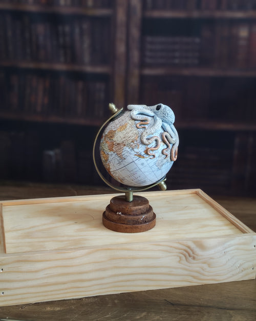 Le Petit Trotteur Blanc – Globe terrestre avec pieuvre sculptée à la main | Pièce unique
