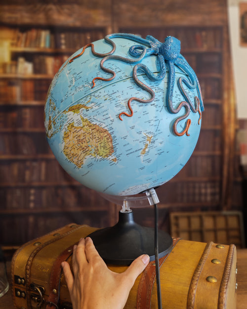 Le Grand bleue lumineux – Globe terrestre avec pieuvre sculptée à la main | Pièce unique