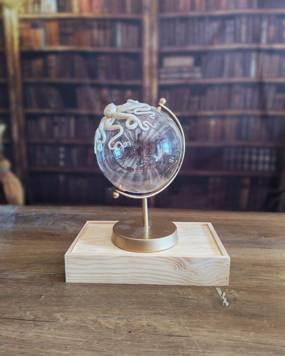 Celeste Phosphorescent bleue – Globe terrestre avec pieuvre sculptée à la main | Pièce unique