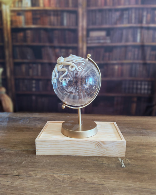 Celeste Phosphorescent bleue – Globe terrestre avec pieuvre sculptée à la main | Pièce unique