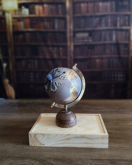 L'héritier – Globe terrestre avec pieuvre sculptée à la main | Pièce unique