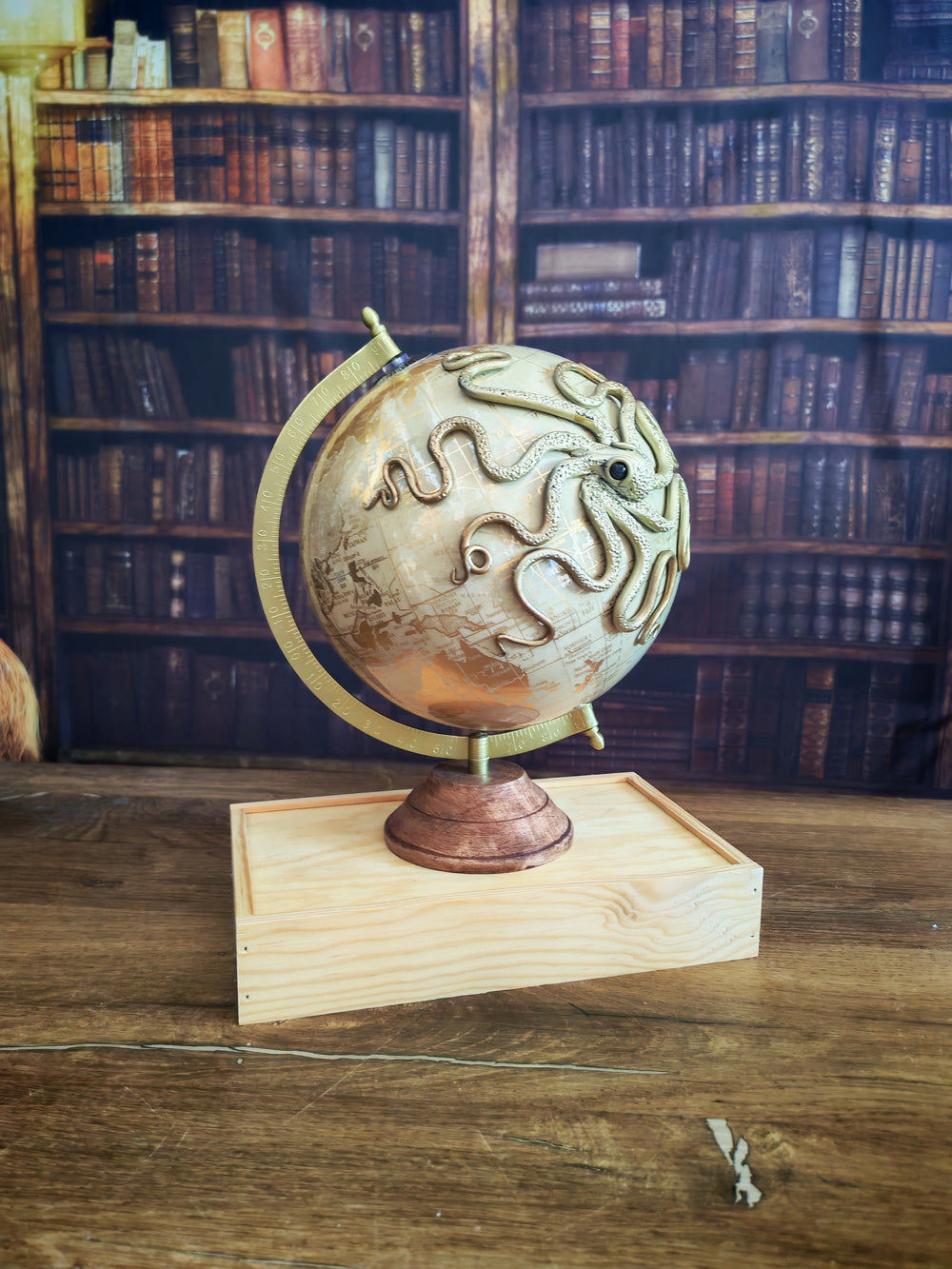 L'Aventurier Beige – Globe terrestre avec pieuvre sculptée à la main | Pièce unique