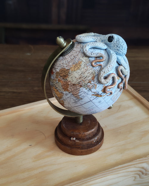 Le Petit Trotteur Blanc – Globe terrestre avec pieuvre sculptée à la main | Pièce unique