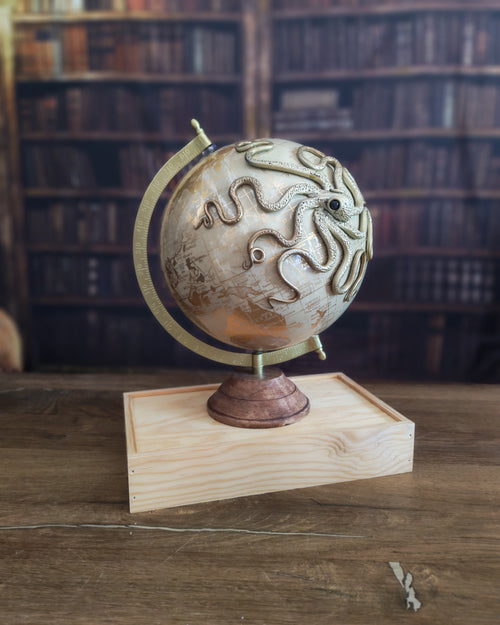 L'Aventurier Beige – Globe terrestre avec pieuvre sculptée à la main | Pièce unique
