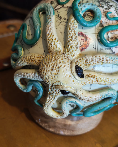 Le petit Caribbean – Globe terrestre avec pieuvre sculptée à la main | Pièce unique