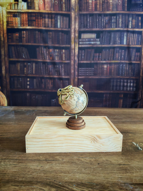 Le Petit Trotteur beige – Globe terrestre avec pieuvre sculptée à la main | Pièce unique