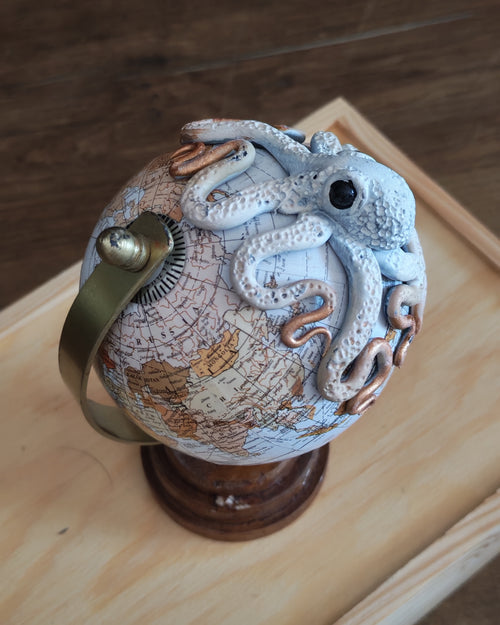Le Petit Trotteur Blanc – Globe terrestre avec pieuvre sculptée à la main | Pièce unique