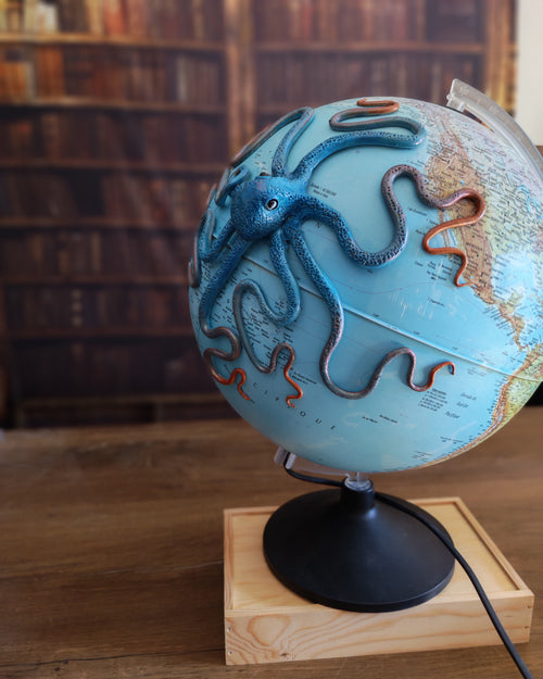 Le Grand bleue lumineux – Globe terrestre avec pieuvre sculptée à la main | Pièce unique