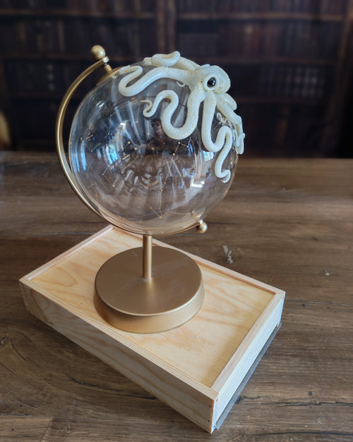 Celeste Phosphorescent bleue – Globe terrestre avec pieuvre sculptée à la main | Pièce unique