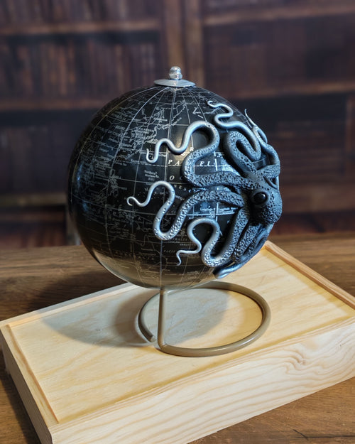 Le Medium – Globe terrestre avec pieuvre sculptée à la main | Pièce unique