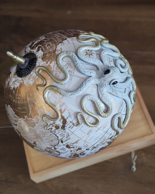 L'Aventurier Blanc – Globe terrestre avec pieuvre sculptée à la main | Pièce unique