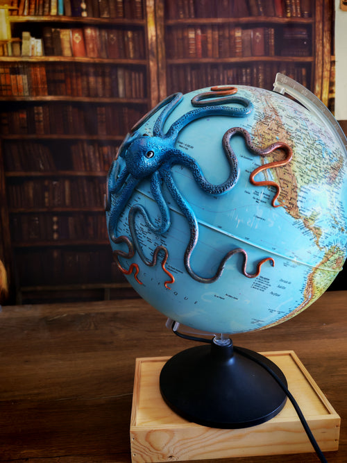 Le Grand bleue lumineux – Globe terrestre avec pieuvre sculptée à la main | Pièce unique