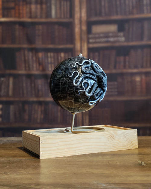 Le Medium – Globe terrestre avec pieuvre sculptée à la main | Pièce unique