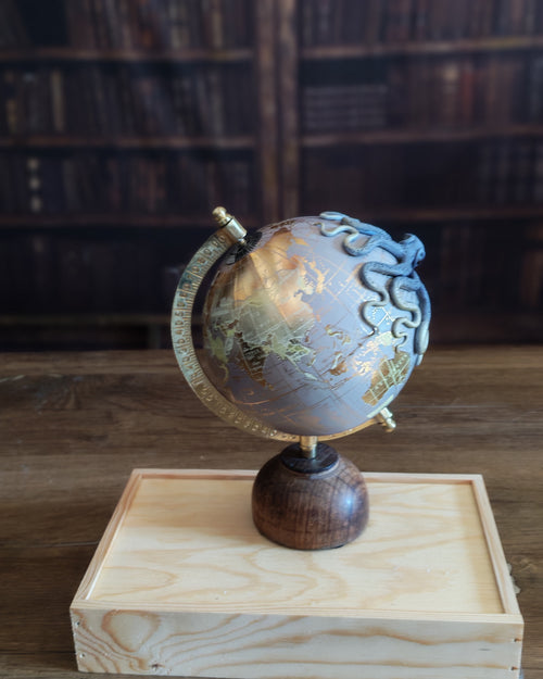 L'héritier – Globe terrestre avec pieuvre sculptée à la main | Pièce unique