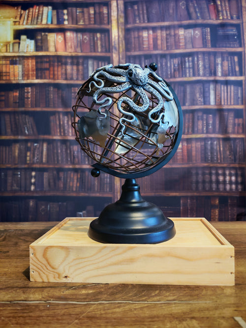Le Métallique – Globe terrestre avec pieuvre sculptée à la main | Pièce unique