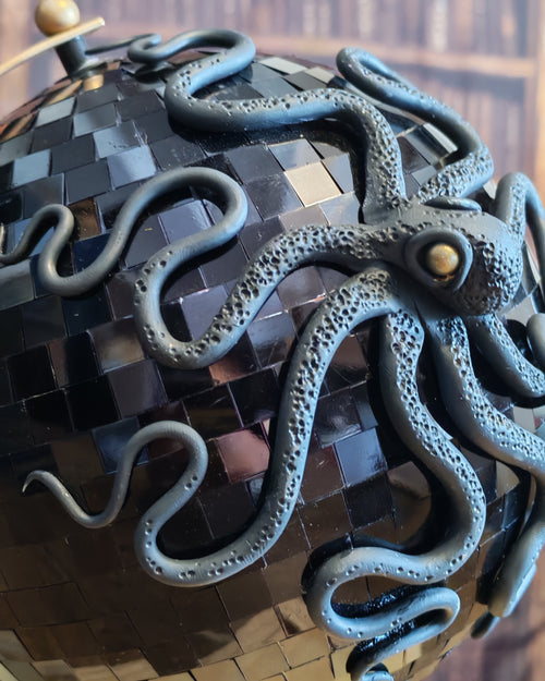 Le Disco – Globe terrestre avec pieuvre sculptée à la main | Pièce unique