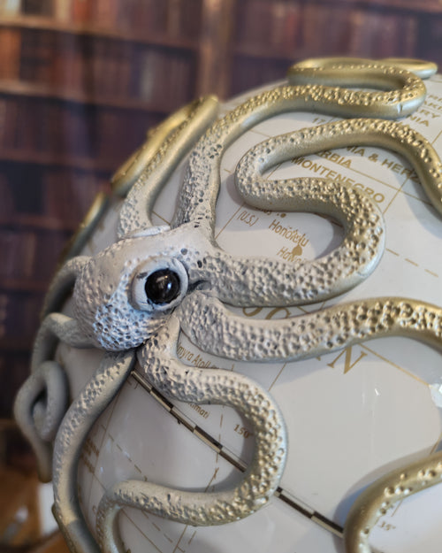 Le Lumineux blanc – Globe terrestre avec pieuvre sculptée à la main | Pièce unique
