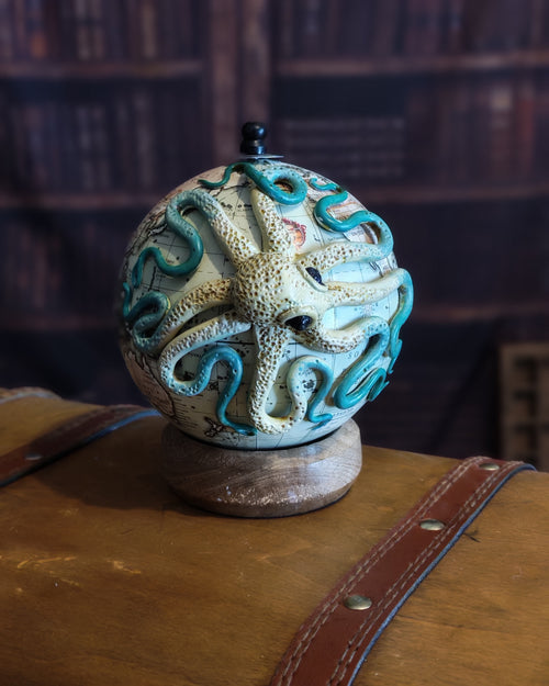 Le petit Caribbean – Globe terrestre avec pieuvre sculptée à la main | Pièce unique