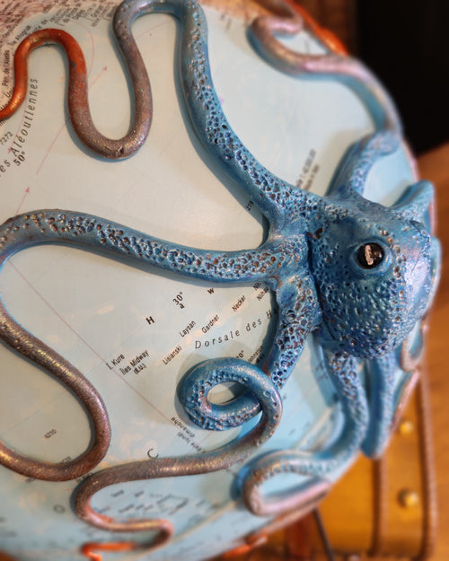 Le Grand bleue lumineux – Globe terrestre avec pieuvre sculptée à la main | Pièce unique