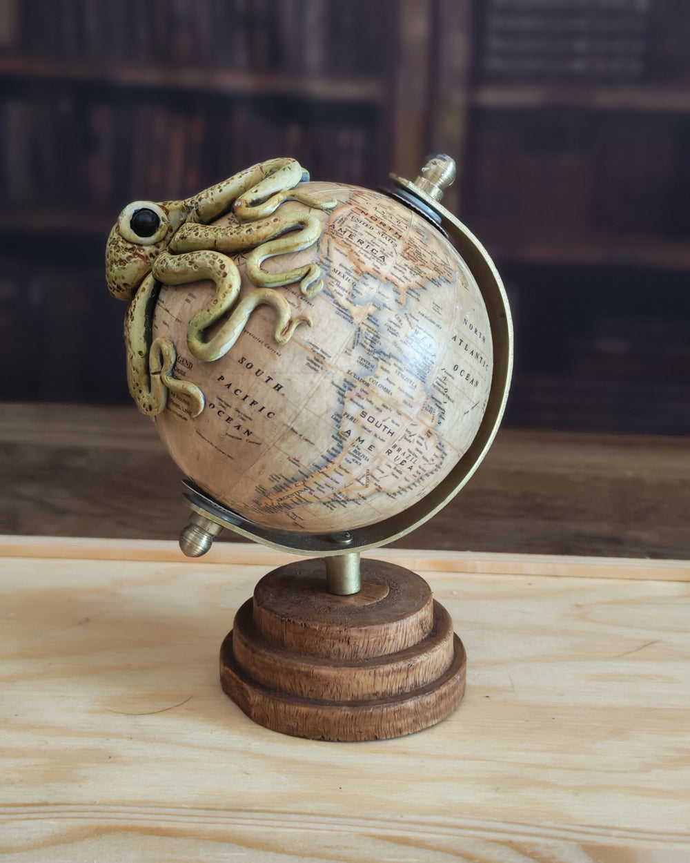 Le Petit Trotteur beige – Globe terrestre avec pieuvre sculptée à la main | Pièce unique